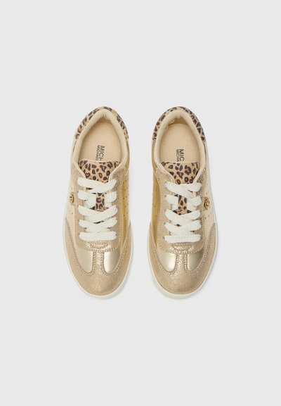 Zapatillas doradas con un acabado metálico texturizado, detalles de estampado de leopardo en la lengüeta y cordones blancos. Diseño atlético clásico.