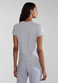 Grijze korte mouwen t-shirt van zachte stof, met een ronde hals en een iets relaxte pasvorm, gecombineerd met bijpassende grijze broek.