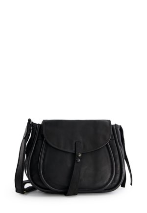 Czarna skórzana torba crossbody z klapką na zagięcie, dwoma dekoracyjnymi guzikami i długim regulowanym paskiem, z gładką fakturą i zaokrąglonym kształtem.