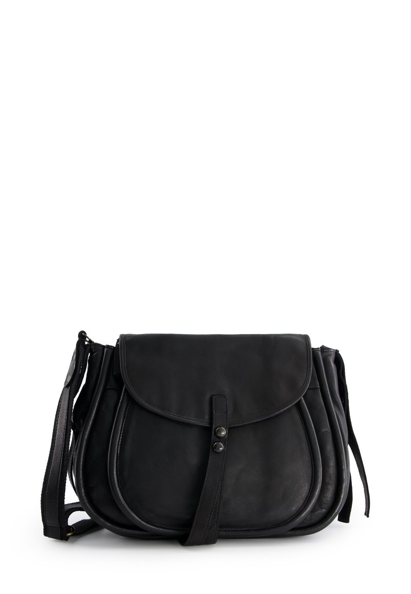 Czarna skórzana torba crossbody z klapką na zagięcie, dwoma dekoracyjnymi guzikami i długim regulowanym paskiem, z gładką fakturą i zaokrąglonym kształtem.
