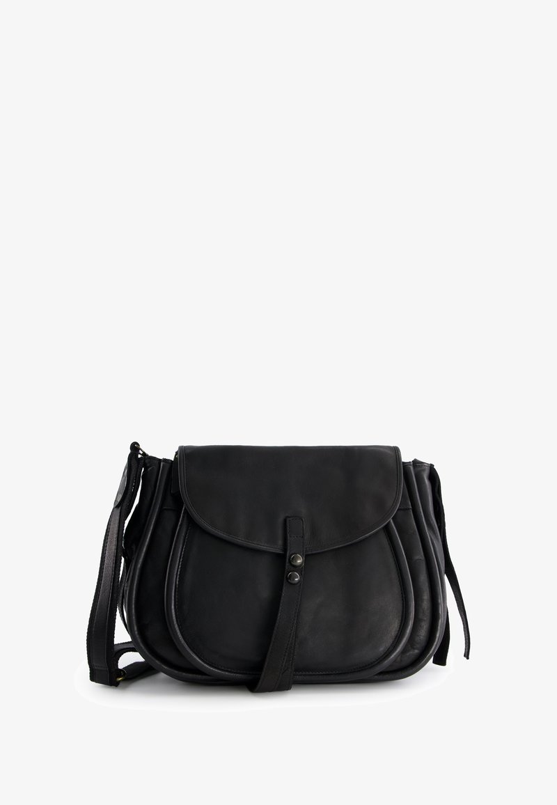 Schwarze Leder-Umhängetasche mit einem umklappbaren Deckel, zwei dekorativen Knöpfen und einem langen, verstellbaren Gurt, der eine glatte Textur und ein geschwungenes Design aufweist.