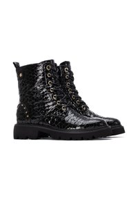 Botas de tobillo de imitación cuero negro con textura de reptil, ojales dorados y adornos de tachuelas en el tacón; suela de goma resistente.