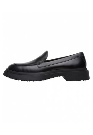 Mocassin noir en cuir avec semelle en caoutchouc épaisse et talon bas, design sans lacets, dessus lisse et bout arrondi.