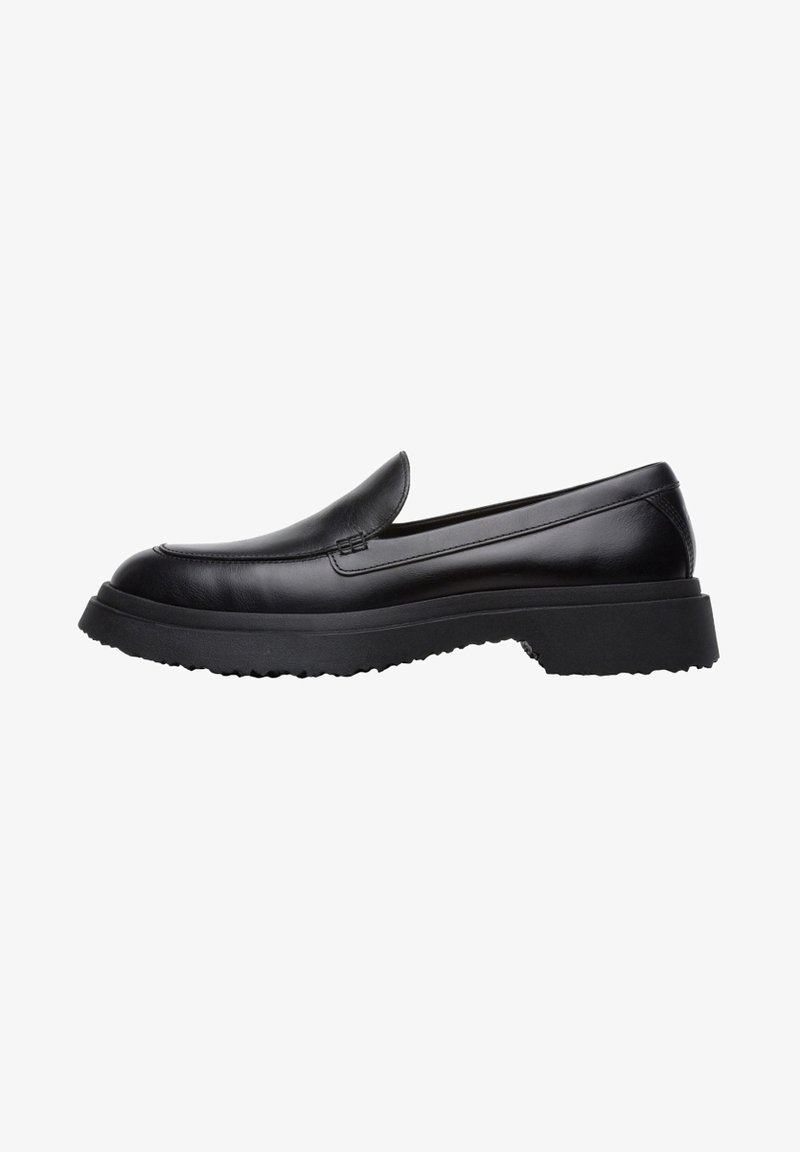 Mocassin noir en cuir avec semelle en caoutchouc épaisse et talon bas, design sans lacets, dessus lisse et bout arrondi.