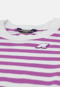 T-shirt bianca con strisce orizzontali viola. Presenta un colletto rotondo e un piccolo logo viola sul petto. Realizzata in cotone.