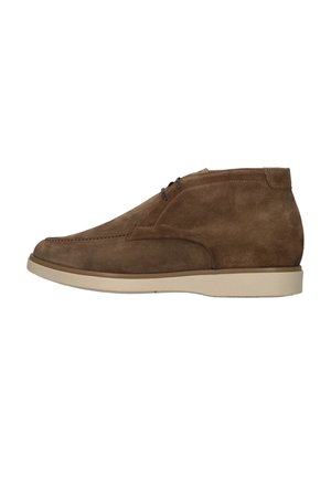 Bruine suède enkellaars met beige zool, veterluiting aan de voorkant en zichtbare stiksels op een witte achtergrond.