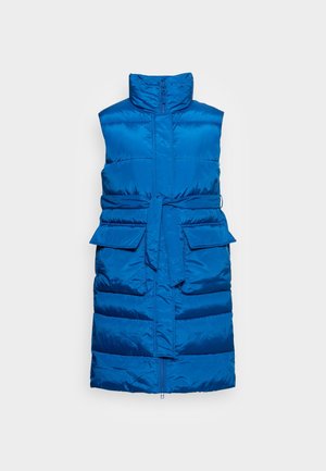 Blaue ärmellose gesteppte Weste mit hohem Kragen, Frontreißverschluss, Gürtel und zwei großen aufgesetzten Taschen vorne.