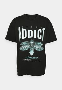 Černé bavlněné tričko s velkým bílým a tyrkysovým nápisem "NIGHT ADDICT" a ilustrací mola s propracovanými detaily křídel.