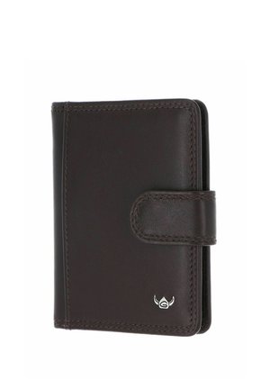 Portefeuille en cuir marron foncé avec bords cousus et fermeture à bouton-pression sur bride, avec un petit emblème argenté dans le coin.