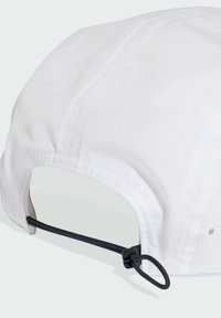 Cappello bianco con tessuto testurizzato, forma arrotondata e un cordino regolabile nero sul retro per l'adattamento della misura.