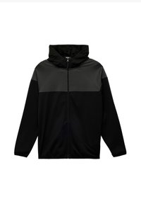 Sort zip-up hoodie med et gråt panel over brystet. Har hætte, lange ærmer og elastiske manchetter. Blød stoftekstur.