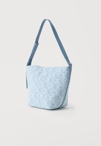 Φωτεινή γαλάζια τσάντα ώμου με ρυθμιζόμενο λουράκι, υφασμάτινο σώμα με λευκό γεωμετρικό σχέδιο διαπλεγμένων κυκλικών μοτίβων.