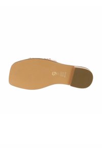 Scarpa con tacco alto beige, con tomaia in pelle liscia, punta arrotondata e suola in gomma testurizzata con motivi antiscivolo per maggiore stabilità.