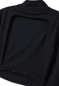 Top nero a maniche lunghe realizzato in materiale morbido, con un grande taglio sul retro, spalline regolabili alla base e un collo alto.