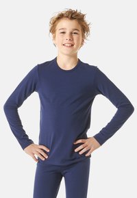 Maglietta a manica lunga blu Navy con scollo rotondo, realizzata in un tessuto morbido ed elastico. La vestibilità è aderente al corpo con maniche lunghe.