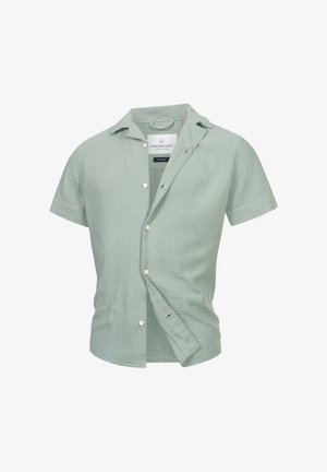 Camisa de botones de manga corta, de color verde claro. Hecha de un tejido texturizado con un sutil patrón en cuadros. Cuenta con un cuello y un bolsillo delantero.