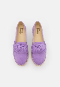 Pár fialových semišových balerín s uzlíkovým detailem na vrchu a stehováním podél okraje, označené "BULL BOXER" uvnitř.