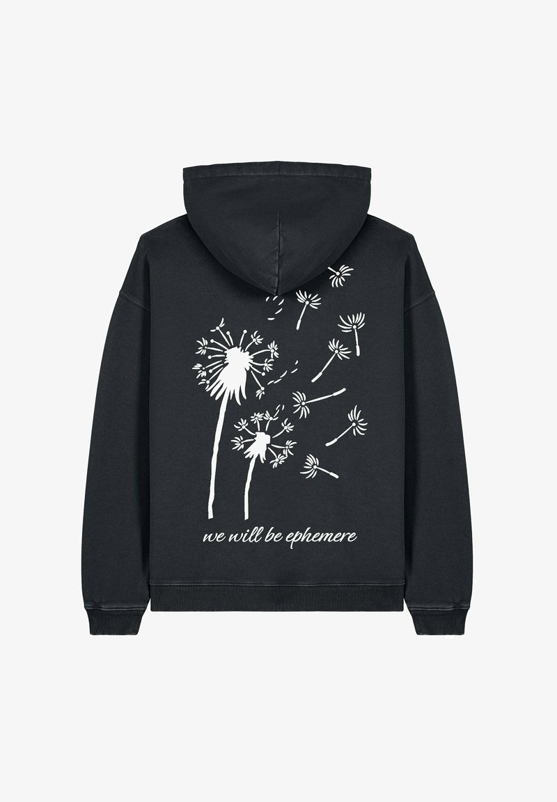 Zwarte hoodie met een witte paardenbloemgrafiek en de tekst "we will be ephemere" afgedrukt op de achterkant. Zacht materiaal, losse pasvorm en met capuchon.