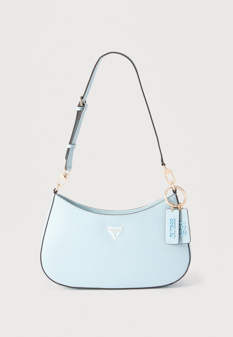 Ανοιχτό μπλε τσάντα ώμου με ρυθμιζόμενο λουρί, χρυσά μεταλλικά στοιχεία, τριγωνικό λογότυπο και δύο κρεμαστές ετικέτες με την ένδειξη «GUESS» και «1981».