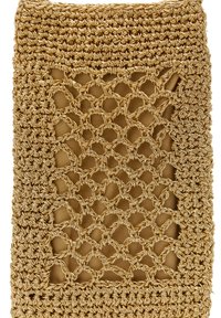 Borsa in rete dorata con un design decorativo all'uncinetto, caratterizzata da un motivo a trama aperta e una fodera interna liscia. Forma rettangolare.