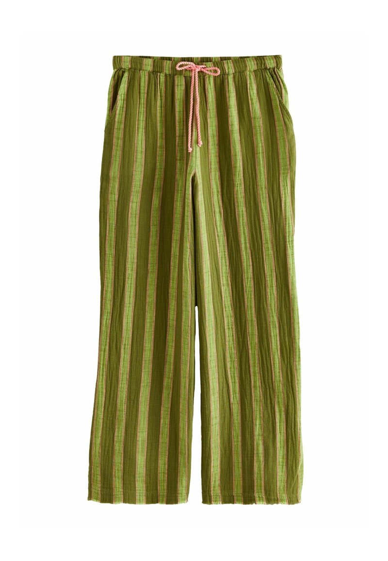 Pantalon vert à jambes larges avec des rayures verticales roses et beiges, taille élastiquée, poches latérales et cordon rose à nouer à l'avant.