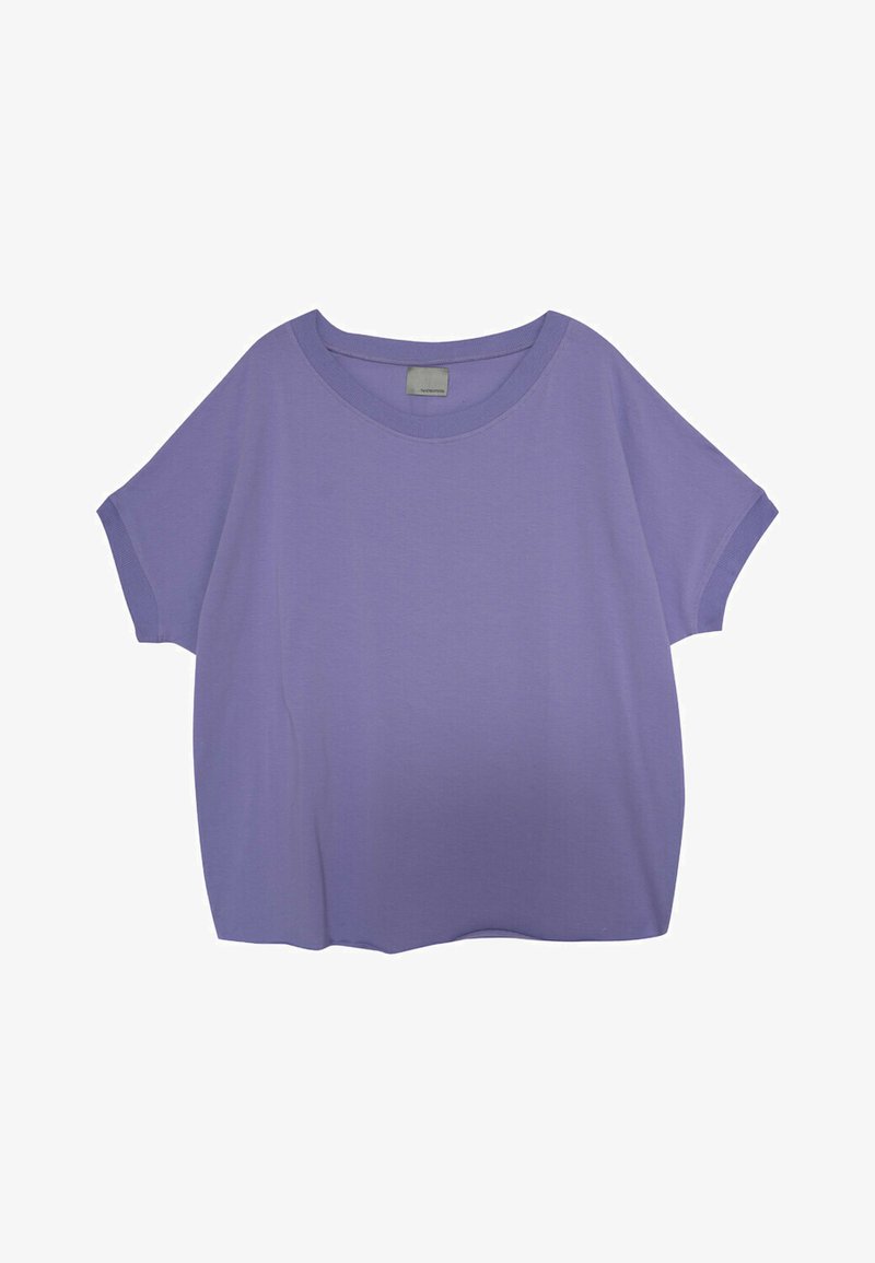 Liliowa, luźna koszulka z miękkiej tkaniny, z okrągłym dekoltem i krótkimi, podwiniętymi rękawami oraz swobodnym krojem.