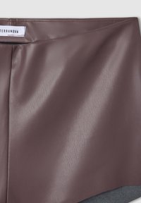 Fascia in ecopelle bordeaux con una texture liscia, caratterizzata da un'etichetta Terranova. Sotto, un pannello in tessuto grigio con una finitura testurizzata.