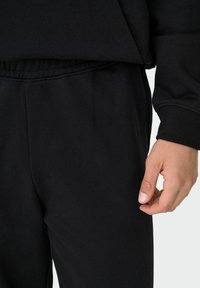 Only & Sons JOGGING ONSLUCAS LOCKER GESCHNITTEN - Træningsbukser - black