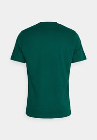Camiseta de manga corta y cuello redondo en color verde oscuro, hecha de algodón suave. Presenta una textura lisa y un diseño simple y clásico sin patrones visibles.