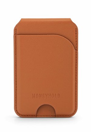 Portatarjetas delgado de cuero marrón claro con bordes redondeados, una ranura para tarjeta en la parte superior y la palabra "MONEYHOLD" grabada en el frente.