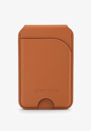 Portatarjetas delgado de cuero marrón claro con bordes redondeados, una ranura para tarjeta en la parte superior y la palabra "MONEYHOLD" grabada en el frente.