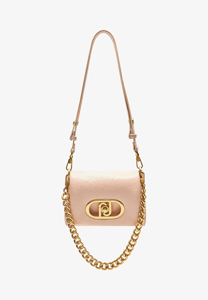 Rosa Lederhandtasche mit goldener Kettenriemen, ausgestattet mit einem auffälligen ovalen goldenen Verschluss. Texturierte Oberflächendetails.