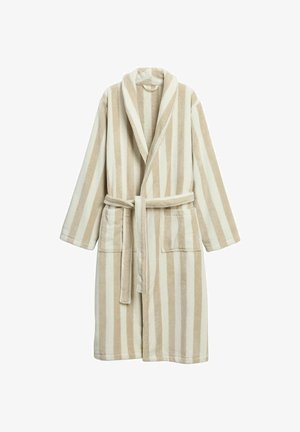 Beige-wit gestreepte zachte badjas met lange mouwen, sjaalkraag, twee voorzakken en een tailleceintuur gestrikt aan de voorkant.
