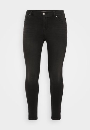 Crne uske traperice s glatkom teksturom, s klasičnim dizajnom od pet džepova, metalnim dugmetom za zatvaranje i suptilnim izbljeđenjima na tkanini.