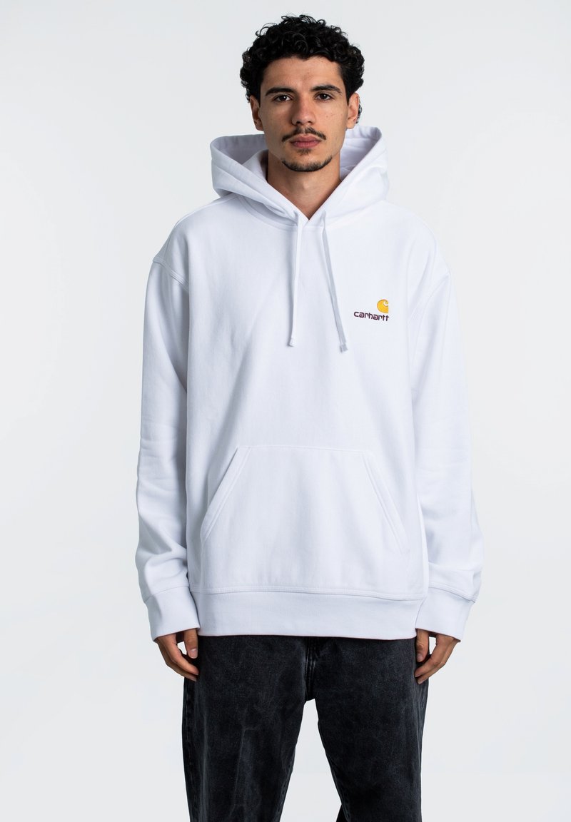 Sudadera blanca con capucha, hecha de algodón, con un bolsillo frontal y puños acanalados. Logo en naranja y amarillo en la parte izquierda del pecho.
