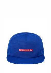 Gorra azul con visera plana, hecha de tela. Presenta una etiqueta bordada en rojo con "QUIKSILVER" en la parte frontal, con un acento de logo. Textura suave.