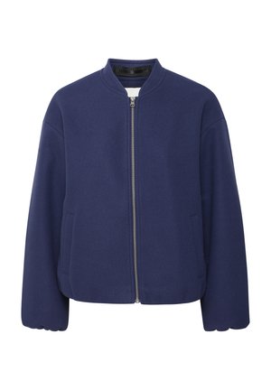 Tummansininen pompputakki, joka on valmistettu sileästä kankaasta. Takissa on etuvetoketju, pyöreä pääntie ja sivutaskut, ja se on rentoa mitoitusta.