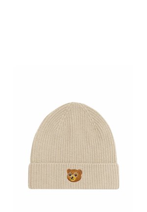 Bonnet beige en tricot avec un revers et un petit visage d’ours brodé portant des lunettes rondes à l’avant.