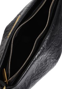 Bolso de cuero negro texturizado con abertura con cremallera, que presenta una cremallera de metal en tono dorado y un interior negro espacioso.