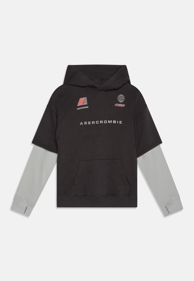 Črna kapuca z sivo bledimi rokavi, s sprednjo žepom, besedilom "Abercrombie" in različnimi logotipi v rdeči in beli barvi. Mehak, sproščen dizajn.