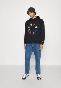 adidas Originals HOODY - Džemperis su gobtuvu - black/multicolor