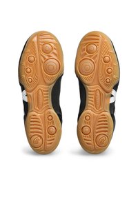 Zwarte atletische schoenen met een gestructureerde bovenkant en gumrubberen zolen. Opvallende ontwerpelementen zijn cirkelvormige patronen en een witte logo-accent.