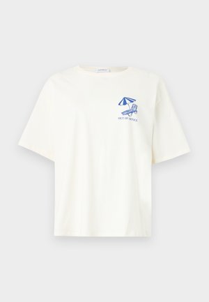 Λευκό κοντομάνικο T-shirt με μικρό μπλε σχέδιο με καρέκλα παραλίας και ομπρέλα και κείμενο "OUT OF OFFICE" στο αριστερό στήθος.