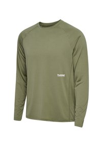 Langarmig sportshirt in olijfgroen met een ronde hals en een klein wit "hummel performance" logo aan de rechteronderkant aan de voorkant.