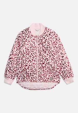 Chaqueta para niños con cremallera, de color rosa claro con estampado de leopardo en rojo y rosa oscuro, cuello y puños acanalados, y un dobladillo trasero acolchado ligeramente más largo.