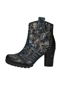 Bottine en cuir noir avec motif floral, clous métalliques, talon bloc et panneaux en tissu multicolores dans des tons de bleu et de gris.