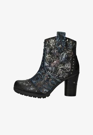Bottine en cuir noir avec motif floral, clous métalliques, talon bloc et panneaux en tissu multicolores dans des tons de bleu et de gris.