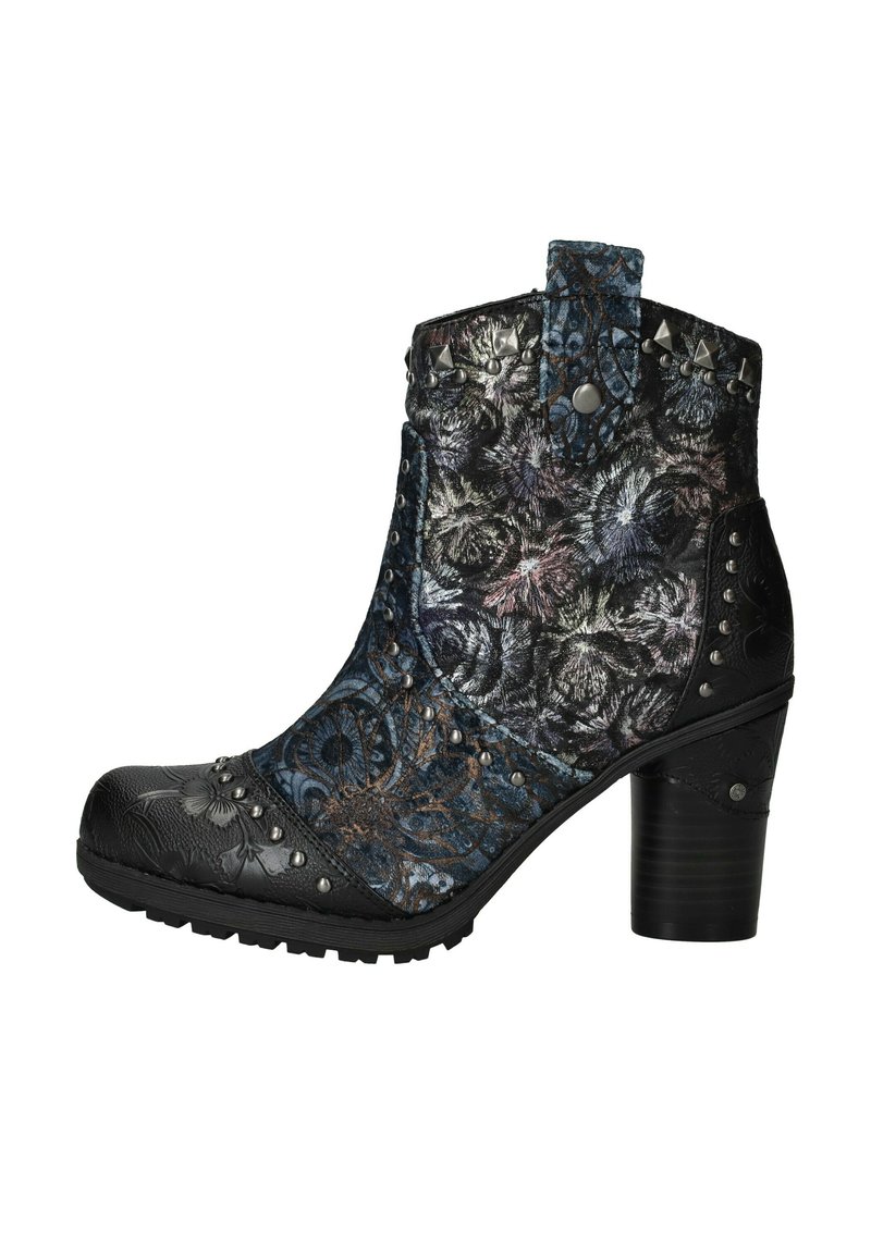 Bottine en cuir noir avec motif floral, clous métalliques, talon bloc et panneaux en tissu multicolores dans des tons de bleu et de gris.