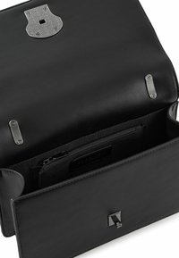 Schwarze Lederhandtasche, geöffnet, um das innenliegende Reißverschlusstäschchen und silberfarbene Verschlussdetails an Klappe und Vorderseite zu zeigen.