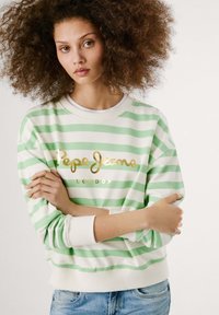 Sweatshirt a righe verdi e bianche con logo dorato "Pepe Jeans London", colletto tondo e polsini a coste, abbinato a jeans denim blu.